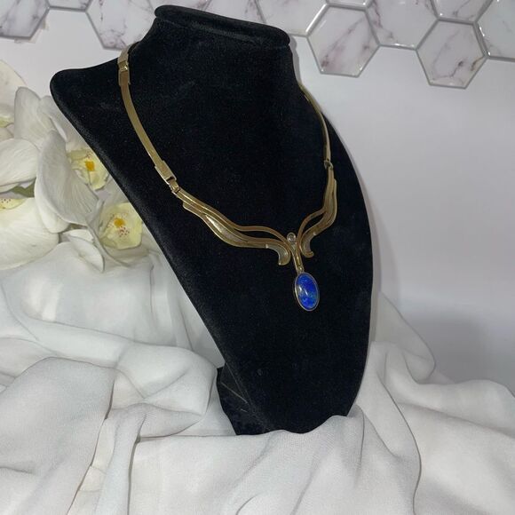 Elegant Hecho A Mano Gold Necklace with beautiful dark Blue Lapis Pendant - Picture 6 of 13